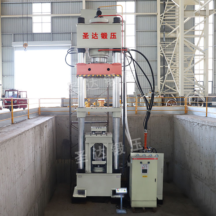 800噸匣缽液壓機車間實物 800噸匣缽液壓機車間實物