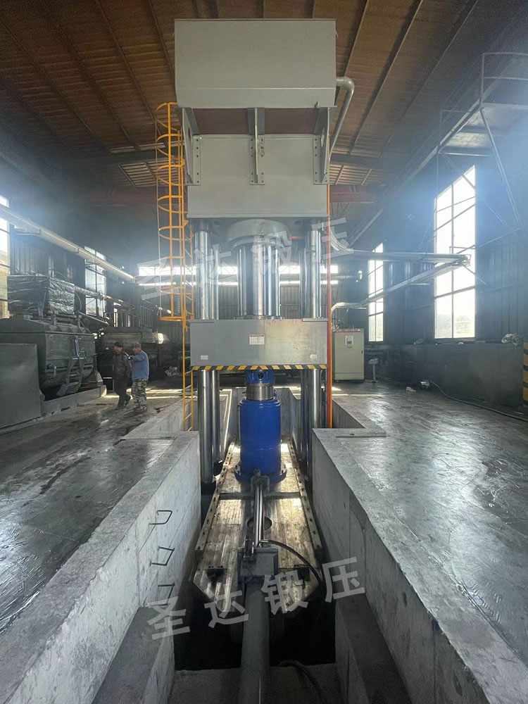 石墨坩堝液壓機(2000噸三梁四柱液壓機) 石墨坩堝液壓機(2000噸三梁四柱液壓機)