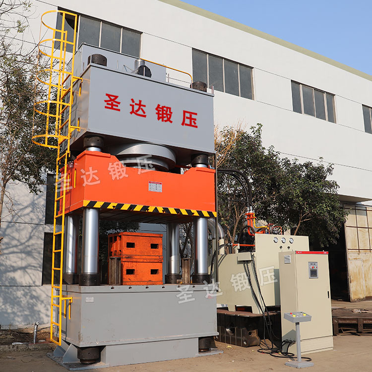 2000噸三梁四柱液壓機車間展示 2000噸三梁四柱液壓機車間展示