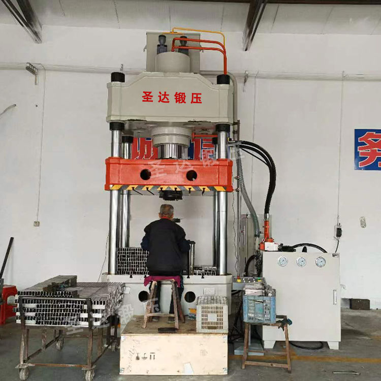 315噸三梁四柱液壓機(jī)客戶現(xiàn)場(chǎng) 315噸三梁四柱液壓機(jī)客戶現(xiàn)場(chǎng)