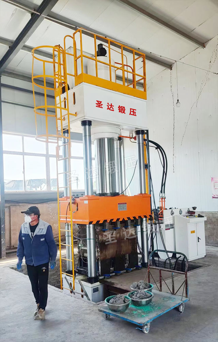 U型樹脂排水溝成型液壓機現(xiàn)場 U型樹脂排水溝成型液壓機現(xiàn)場